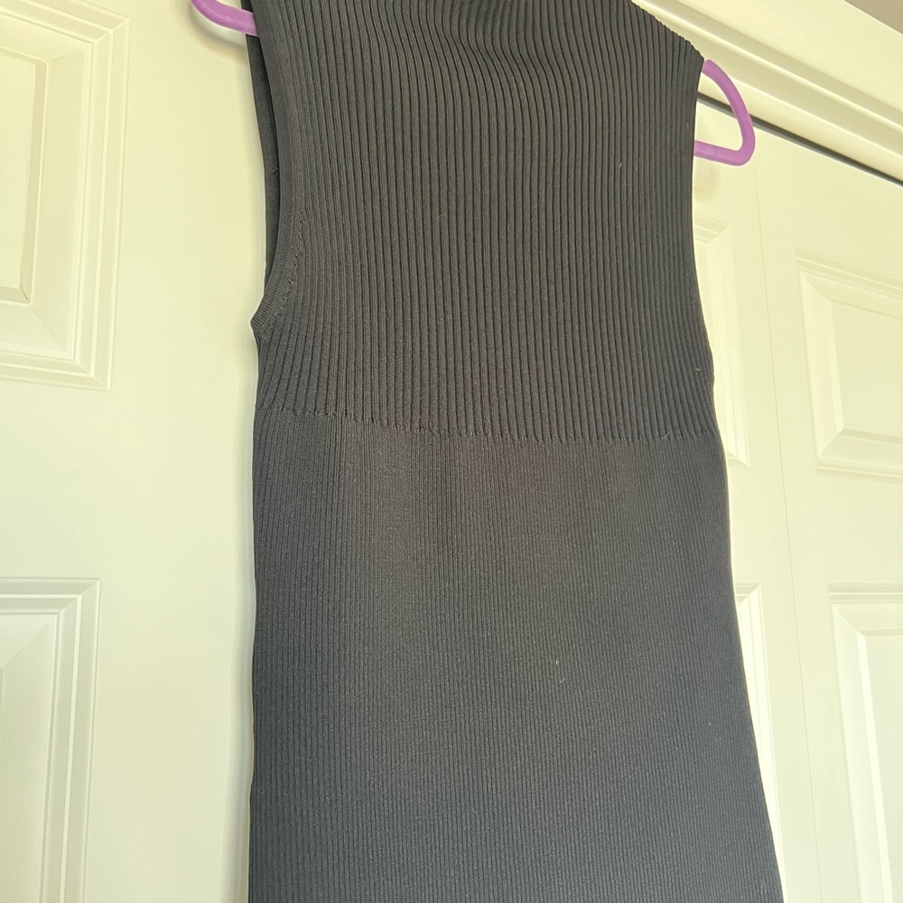 Sleeveless Ribbed Knit Top - Picture 3 of 4